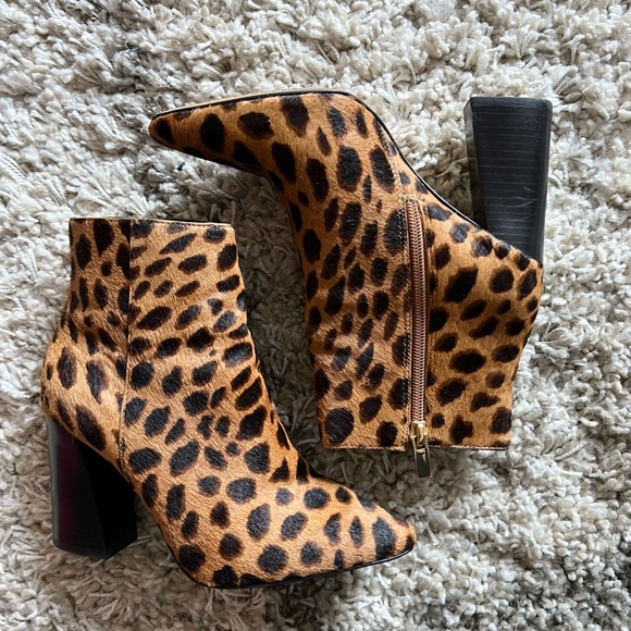 Vince Camuto booties, Thelmin, bold natural leopard, size 5.5 - Picture 3 of 9